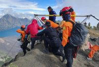 Insiden tragis terjadi di Gunung Rinjani, Lombok, ketika seorang pendaki wanita bernama Juliana terjatuh saat menuruni jalur curam di kawasan Plawangan Sembalun.