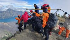 Insiden tragis terjadi di Gunung Rinjani, Lombok, ketika seorang pendaki wanita bernama Juliana terjatuh saat menuruni jalur curam di kawasan Plawangan Sembalun.