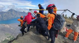 Insiden tragis terjadi di Gunung Rinjani, Lombok, ketika seorang pendaki wanita bernama Juliana terjatuh saat menuruni jalur curam di kawasan Plawangan Sembalun.