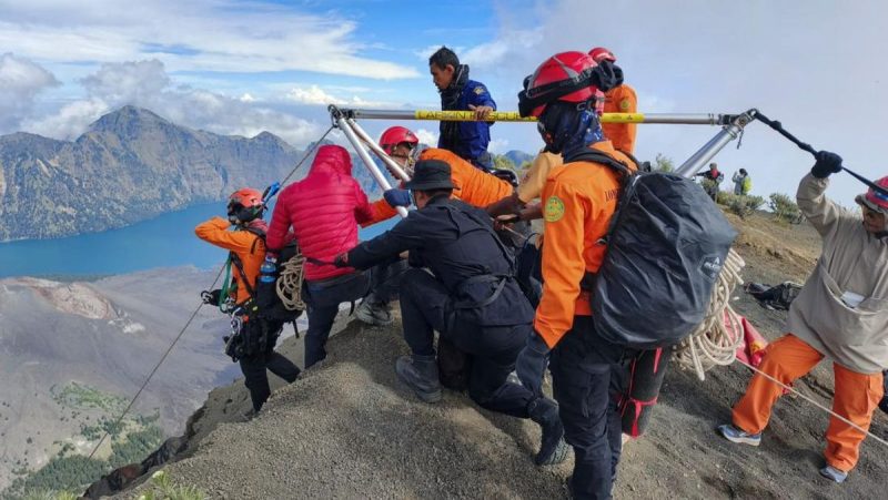 Insiden tragis terjadi di Gunung Rinjani, Lombok, ketika seorang pendaki wanita bernama Juliana terjatuh saat menuruni jalur curam di kawasan Plawangan Sembalun.
