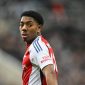 Myles Lewis‑Skelly, 18 tahun, resmi menandatangani kontrak baru jangka panjang bersama Arsenal hingga musim panas 2030.