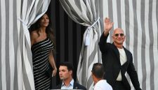 Pernikahan mewah Jeff Bezos dan Lauren Sánchez di Venesia baru-baru ini mendapat sorotan tajam, bukan hanya karena kemewahannya, tetapi juga karena protes keras dari warga lokal (warlok) kota tersebut.