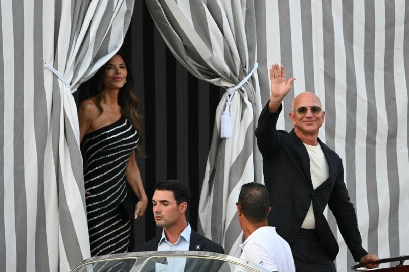 Pernikahan mewah Jeff Bezos dan Lauren Sánchez di Venesia baru-baru ini mendapat sorotan tajam, bukan hanya karena kemewahannya, tetapi juga karena protes keras dari warga lokal (warlok) kota tersebut.