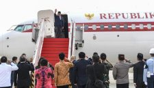 Menteri Pertahanan Republik Indonesia, Prabowo Subianto, melakukan kunjungan kenegaraan ke Singapura sebagai bagian dari upaya mempererat kerja sama strategis antara kedua negara.