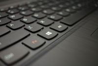 Microsoft, raksasa teknologi yang telah mendominasi pasar sistem operasi selama beberapa dekade, menghadapi tantangan besar.