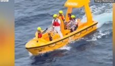 Dalam sebuah tindakan heroik yang mendebarkan, seorang ayah mempertaruhkan nyawanya dengan melompat dari kapal pesiar untuk menyelamatkan putrinya yang jatuh ke laut.