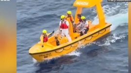 Dalam sebuah tindakan heroik yang mendebarkan, seorang ayah mempertaruhkan nyawanya dengan melompat dari kapal pesiar untuk menyelamatkan putrinya yang jatuh ke laut.