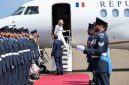 Pada kunjungan resmi ke Inggris pada Juli 2025, Ibu Negara Prancis, Brigitte Macron, kembali menjadi sorotan publik setelah menolak uluran tangan suaminya,