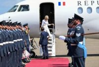 Pada kunjungan resmi ke Inggris pada Juli 2025, Ibu Negara Prancis, Brigitte Macron, kembali menjadi sorotan publik setelah menolak uluran tangan suaminya,