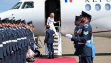 Pada kunjungan resmi ke Inggris pada Juli 2025, Ibu Negara Prancis, Brigitte Macron, kembali menjadi sorotan publik setelah menolak uluran tangan suaminya,
