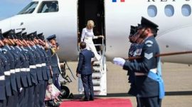 Pada kunjungan resmi ke Inggris pada Juli 2025, Ibu Negara Prancis, Brigitte Macron, kembali menjadi sorotan publik setelah menolak uluran tangan suaminya,