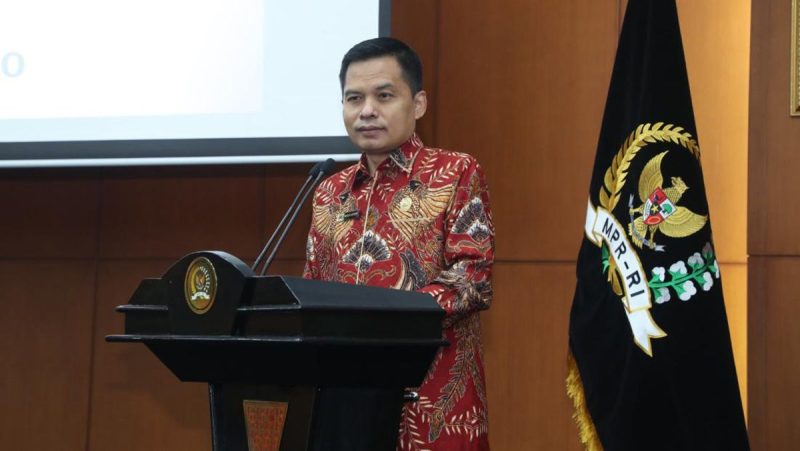 Komisi Pemberantasan Korupsi (KPK) telah mengeluarkan larangan bepergian ke luar negeri terhadap Ma'ruf Cahyono,