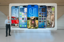 Apple, sebagai salah satu raksasa teknologi dunia, terus berinovasi dalam merancang iPhone yang tidak hanya fungsional tetapi juga revolusioner dari segi desain.