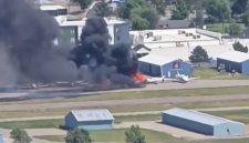 Sebuah insiden dramatis terjadi di Bandara Kota Kalispell, Montana, Amerika Serikat, ketika sebuah pesawat kecil menabrak pesawat yang sedang diparkir saat mendarat.