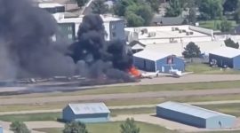 Sebuah insiden dramatis terjadi di Bandara Kota Kalispell, Montana, Amerika Serikat, ketika sebuah pesawat kecil menabrak pesawat yang sedang diparkir saat mendarat.