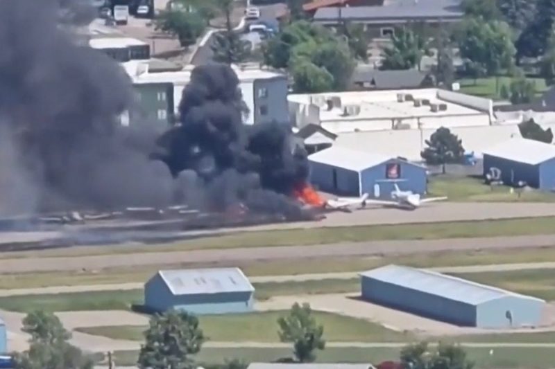 Sebuah insiden dramatis terjadi di Bandara Kota Kalispell, Montana, Amerika Serikat, ketika sebuah pesawat kecil menabrak pesawat yang sedang diparkir saat mendarat.
