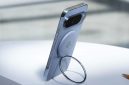 Pada acara Made by Google 2025, Google memperkenalkan PixelSnap, sebuah ekosistem aksesori magnetik berbasis standar Qi2 yang dirancang untuk seri Pixel 10.
