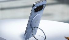 Pada acara Made by Google 2025, Google memperkenalkan PixelSnap, sebuah ekosistem aksesori magnetik berbasis standar Qi2 yang dirancang untuk seri Pixel 10.