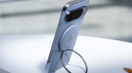 Pada acara Made by Google 2025, Google memperkenalkan PixelSnap, sebuah ekosistem aksesori magnetik berbasis standar Qi2 yang dirancang untuk seri Pixel 10.