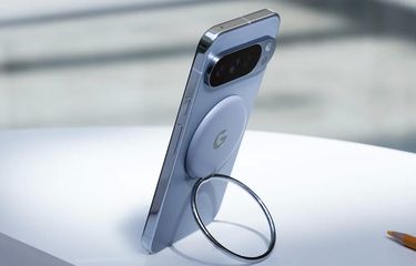 Pada acara Made by Google 2025, Google memperkenalkan PixelSnap, sebuah ekosistem aksesori magnetik berbasis standar Qi2 yang dirancang untuk seri Pixel 10.