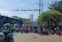 Pada Jumat, 29 Agustus 2025, puluhan pengemudi ojek online (ojol) yang awalnya berkumpul di depan Gedung DPR RI,