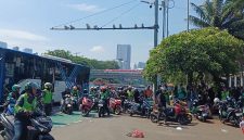 Pada Jumat, 29 Agustus 2025, puluhan pengemudi ojek online (ojol) yang awalnya berkumpul di depan Gedung DPR RI,