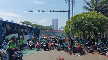 Pada Jumat, 29 Agustus 2025, puluhan pengemudi ojek online (ojol) yang awalnya berkumpul di depan Gedung DPR RI,