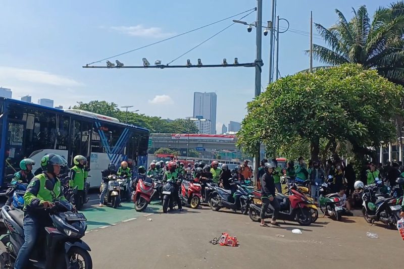 Pada Jumat, 29 Agustus 2025, puluhan pengemudi ojek online (ojol) yang awalnya berkumpul di depan Gedung DPR RI,