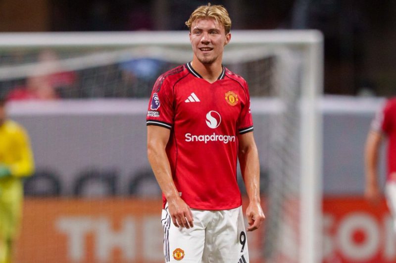 AC Milan berada dalam tahap akhir pembicaraan untuk mendatangkan penyerang muda Manchester United, Rasmus Højlund.