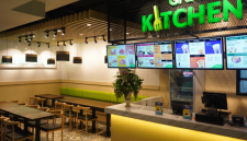 Cloud Kitchen atau virtual kitchen adalah model bisnis restoran yang hanya fokus pada layanan pesan-antar tanpa ruang makan fisik, sehingga memangkas biaya sewa lokasi dan layanan langsung.