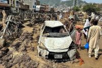 Hujan monsun ekstrem di Pakistan telah memicu bencana alam yang sangat mematikan, menewaskan lebih dari 300 orang, khususnya di provinsi Khyber Pakhtunkhwa (KP) yang menjadi wilayah terdampak terparah.