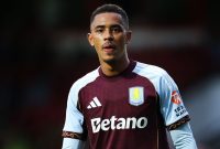 Newcastle United telah mengumumkan perekrutan gelandang serang Jacob Ramsey dari Aston Villa dengan biaya yang dilaporkan mencapai £43 juta, termasuk £39 juta ditambah £4 juta dalam bentuk bonus kinerja.