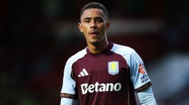 Newcastle United telah mengumumkan perekrutan gelandang serang Jacob Ramsey dari Aston Villa dengan biaya yang dilaporkan mencapai £43 juta, termasuk £39 juta ditambah £4 juta dalam bentuk bonus kinerja.