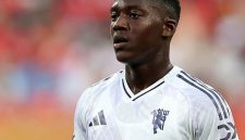 Kobbie Mainoo, gelandang muda berbakat asal Inggris yang saat ini membela Manchester United, tengah menjadi incaran dua raksasa La Liga, Real Madrid dan Atlético Madrid.