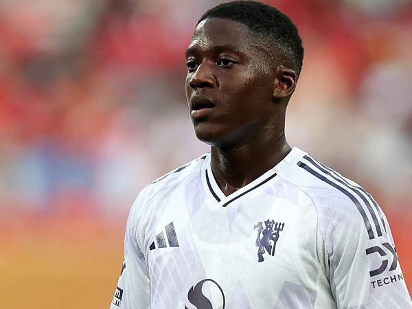 Kobbie Mainoo, gelandang muda berbakat asal Inggris yang saat ini membela Manchester United, tengah menjadi incaran dua raksasa La Liga, Real Madrid dan Atlético Madrid.