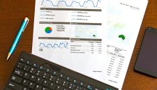Perkembangan teknologi kecerdasan buatan (AI) telah membuka peluang besar bagi usaha mikro di Indonesia untuk memperluas jangkauan pasar dan meningkatkan efisiensi operasional.