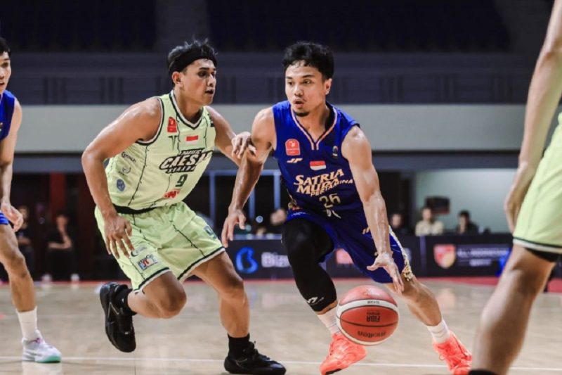 Satria Muda Pertamina Jakarta menunjukkan dominasinya di ajang IBL All Indonesian Basketball 2025 dengan menundukkan Pacific Caesar Surabaya lewat skor telak 85-61.