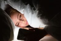 Bermain ponsel sebelum tidur telah menjadi kebiasaan umum di era digital ini. Namun, tahukah Anda bahwa kebiasaan ini dapat membuat Anda sulit mengantuk dan mengganggu kualitas tidur?