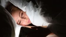 Bermain ponsel sebelum tidur telah menjadi kebiasaan umum di era digital ini. Namun, tahukah Anda bahwa kebiasaan ini dapat membuat Anda sulit mengantuk dan mengganggu kualitas tidur?