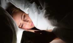 Mengapa Bermain HP Sebelum Tidur Mengganggu Tidur Anda? Ini Penjelasannya