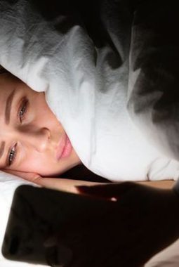 Mengapa Bermain HP Sebelum Tidur Mengganggu Tidur Anda? Ini Penjelasannya