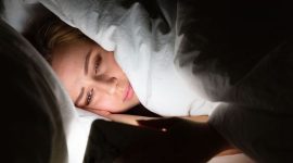 Bermain ponsel sebelum tidur telah menjadi kebiasaan umum di era digital ini. Namun, tahukah Anda bahwa kebiasaan ini dapat membuat Anda sulit mengantuk dan mengganggu kualitas tidur?