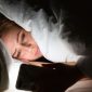 Bermain ponsel sebelum tidur telah menjadi kebiasaan umum di era digital ini. Namun, tahukah Anda bahwa kebiasaan ini dapat membuat Anda sulit mengantuk dan mengganggu kualitas tidur?