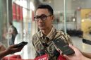 Komisi Pemberantasan Korupsi (KPK) kembali memeriksa mantan Bupati Situbondo dalam penyelidikan terkait dugaan penyimpangan pada proses pengadaan barang dan jasa di lingkungan Dinas Pekerjaan Umum dan Penataan Ruang (PUPR).