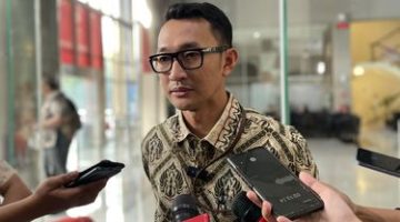 Komisi Pemberantasan Korupsi (KPK) kembali memeriksa mantan Bupati Situbondo dalam penyelidikan terkait dugaan penyimpangan pada proses pengadaan barang dan jasa di lingkungan Dinas Pekerjaan Umum dan Penataan Ruang (PUPR).