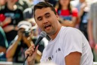 Charlie Kirk, aktivis konservatif dan pendiri organisasi Turning Point USA yang dikenal dekat dengan mantan Presiden Donald Trump, dinyatakan tewas setelah tertembak di leher pada sebuah acara di Utah Valley University, Rabu (10 September 2025).