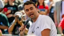 Charlie Kirk, aktivis konservatif dan pendiri organisasi Turning Point USA yang dikenal dekat dengan mantan Presiden Donald Trump, dinyatakan tewas setelah tertembak di leher pada sebuah acara di Utah Valley University, Rabu (10 September 2025).