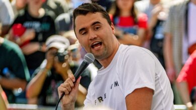 Charlie Kirk, aktivis konservatif dan pendiri organisasi Turning Point USA yang dikenal dekat dengan mantan Presiden Donald Trump, dinyatakan tewas setelah tertembak di leher pada sebuah acara di Utah Valley University, Rabu (10 September 2025).