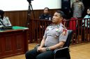 Kompol Kosmas K. Gae, perwira Brimob yang duduk di samping sopir saat rantis (kendaraan taktis) menabrak dan kemudian melindas driver ojek online (ojol), Affan Kurniawan (21), kini menghadapi konsekuensi serius.