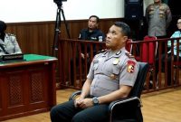 Kompol Kosmas K. Gae, perwira Brimob yang duduk di samping sopir saat rantis (kendaraan taktis) menabrak dan kemudian melindas driver ojek online (ojol), Affan Kurniawan (21), kini menghadapi konsekuensi serius.